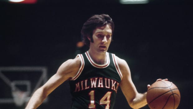 Milwaukee Bucks guard Jon McGlocklin (14) in action against the New York Knicks at Madison Square Garden
